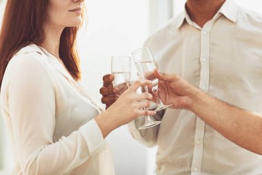 yakın çekim. bardak şarap iş takım elinde.