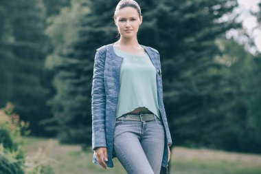 tam büyüme. genç bir modern kadının portresi .