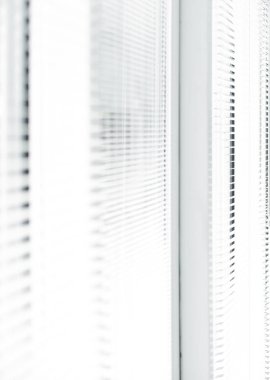 Güneşli bir günde modern bir ofiste güneşli bir pencere.