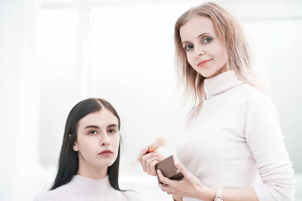 Makyöz, genç bir kadının profesyonel makyajını yapıyor. — Stok fotoğraf