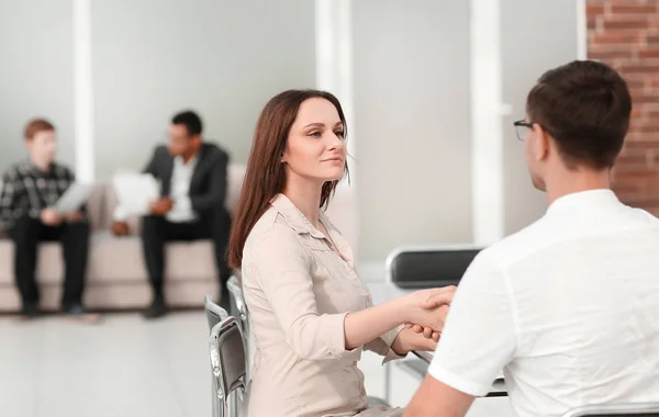 Gente de negocios sentada en el vestíbulo del centro de negocios. — Foto de Stock