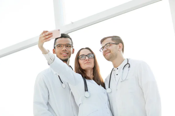Zárja be a up.group véve selfies orvosok. — Stock Fotó