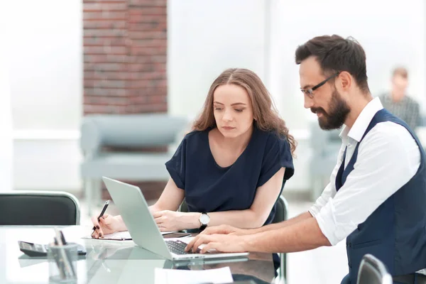 Colegas de negocios que utilizan un ordenador portátil en el lugar de trabajo . — Foto de Stock