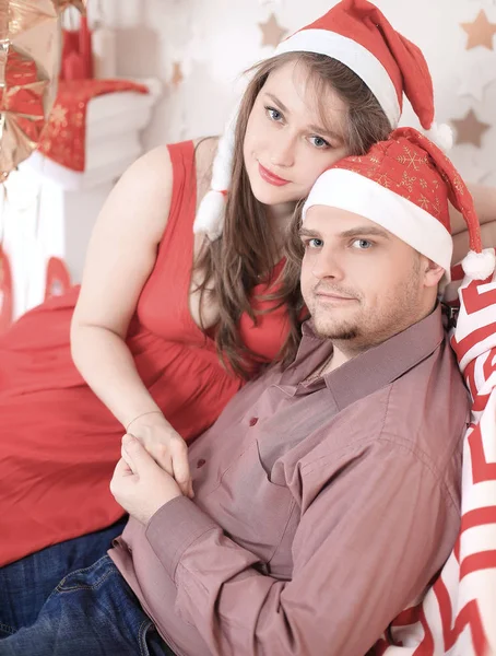 Cerrar pareja casada up.happy en trajes de Navidad — Foto de Stock