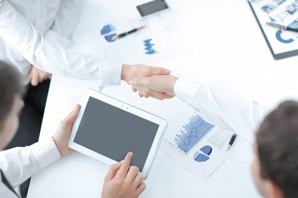 Zakenman met digitale Tablet PC- en handen schudden met financiële partners — Stockfoto