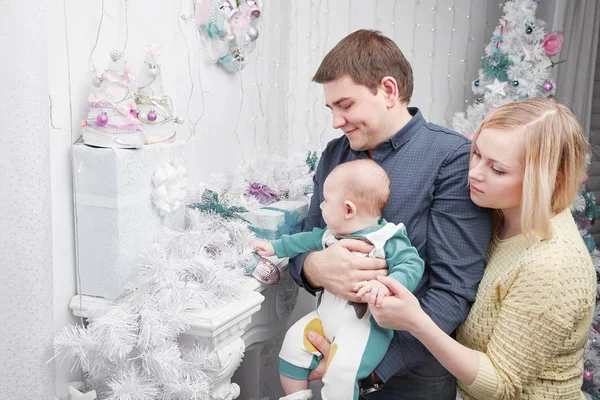 Liefhebbende ouders tonen hun baby kerstcadeaus — Stockfoto