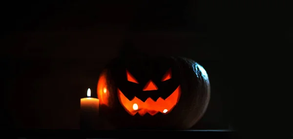Ljus och läskigt leende pumpa för Halloween — Stockfoto