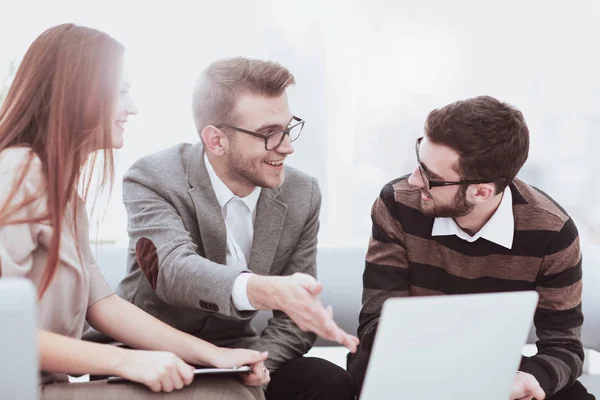 Uomo d'affari discutere con il team di business idee per un nuovo progetto di business — Foto Stock