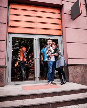 aşık çift dükkan penceresinin yanında duran