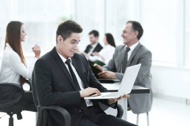 yakışıklı genç iş adamı ve laptop portre