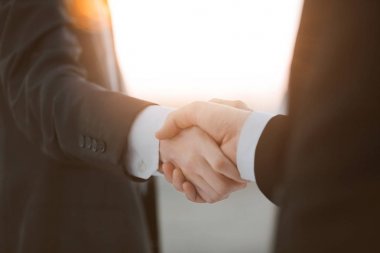 up.Business el sıkışma bulanık arka plan üzerinde kapatın.