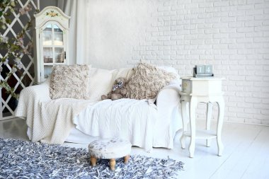 14 Şubat tarihli masa takvimi şık bir oturma odasındaki komodinin üzerinde..