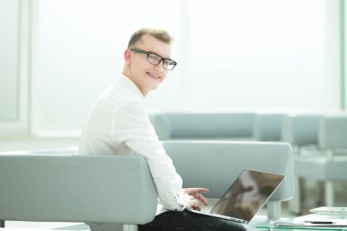 ofisinde işyerinde genç işadamı