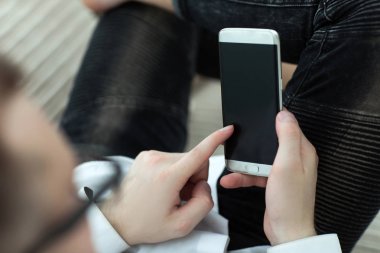 yakın çekim.modern adam akıllı telefonuna Sms yazarak