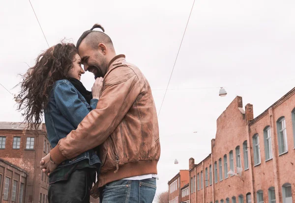 Amante pareja besándose mientras de pie en la ciudad calle — Foto de Stock