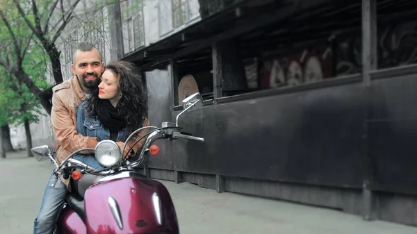 Pareja en el amor montar una motocicleta en una calle de la ciudad . — Foto de Stock