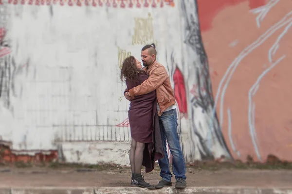 Pareja moderna de pie en una calle de la ciudad en día vesani — Foto de Stock