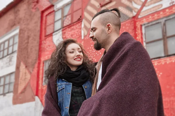 Verliebtes Paar steht an einem kalten Tag draußen. — Stockfoto