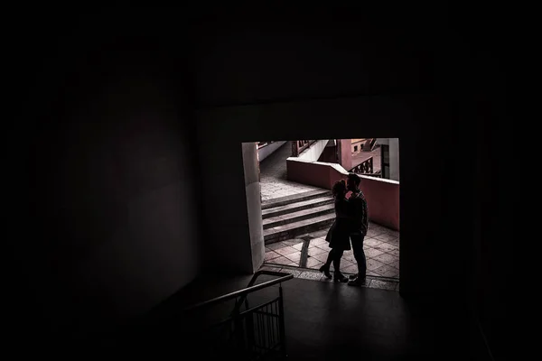 Casal no amor beijos de pé na entrada de uma casa da cidade — Fotografia de Stock