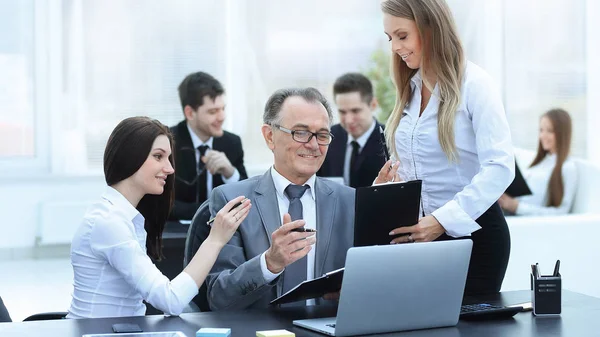 Equipo empresarial discutiendo con el jefe de datos financieros —  Fotos de Stock