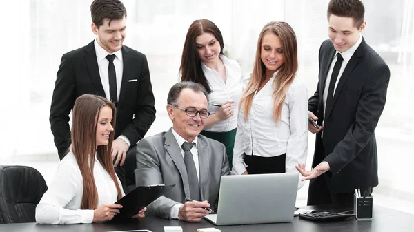 Diretor e equipe de negócios olhando para a tela do laptop . — Fotografia de Stock