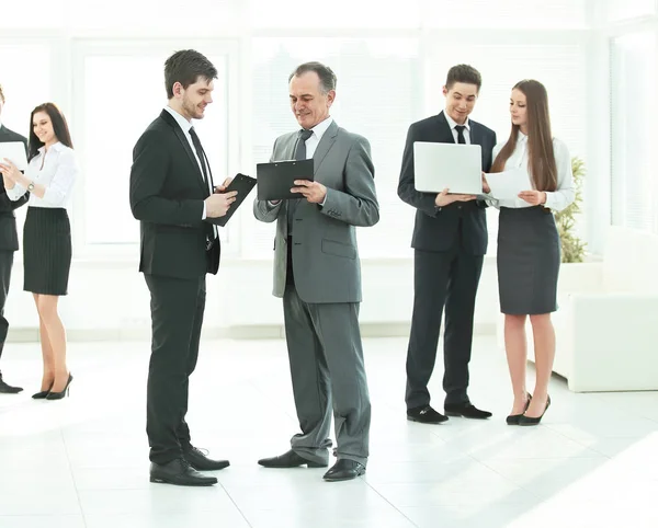 Companys werknemers zich voorbereiden op de start van een zakelijke bijeenkomst. — Stockfoto