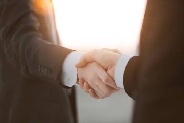 Close up.business Handshake über verschwommenem Hintergrund. — Stockfoto