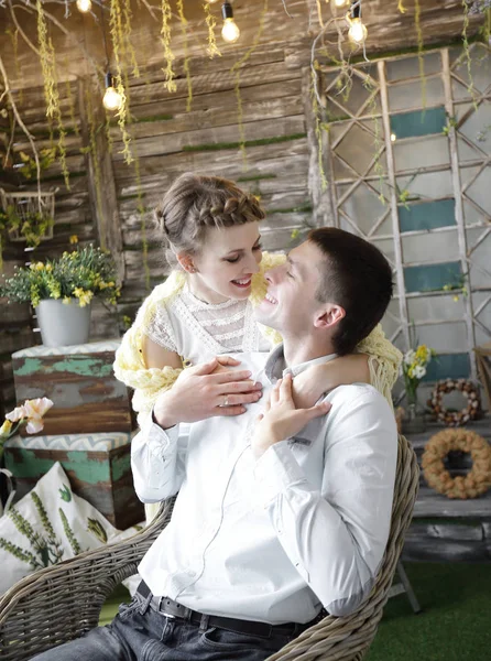 Casal amoroso sentado em uma sala de estar elegante — Fotografia de Stock