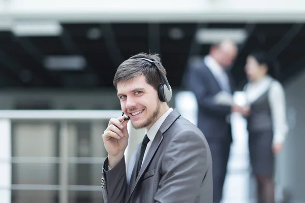 Zamknij up.portrait szczęśliwy operatora call center — Zdjęcie stockowe