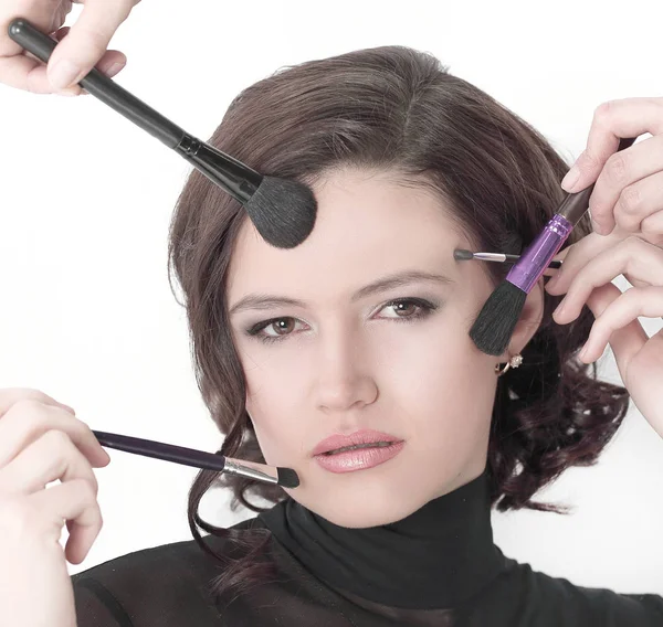 Hermosa joven con pinceles de maquillaje. aislado en un fondo blanco.foto con espacio de copia —  Fotos de Stock