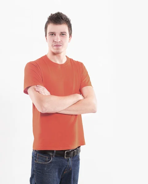 Magabiztos fiatal férfi egy narancs póló. — Stock Fotó