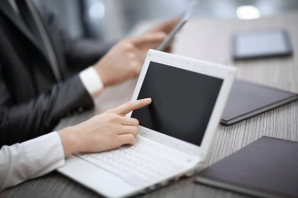 Fechar up.business mulher apontando para a tela do laptop — Fotografia de Stock