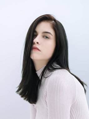 Karın ağrısı ile ilgili genç kadın. beyaz izole