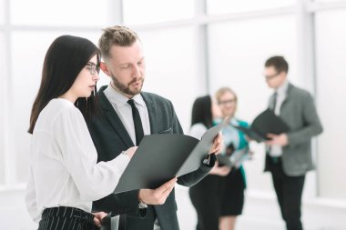 iş arkadaşları ofiste duran iş belgeleri tartışmak