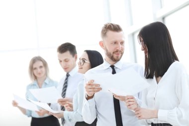 ofis koridorunda bir şey tartışan genç çalışanların grup.