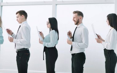 side view.grup ofis lobisinde duran bir grup çalışan