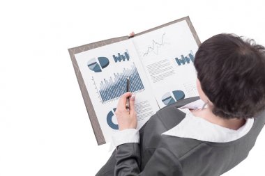 Kapat. İş kadını finansal verileri analiz ediyor