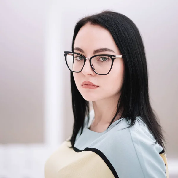 Porträt einer Geschäftsfrau mit Brille — Stockfoto