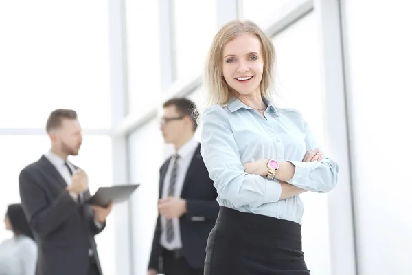 Ung anställd som står i lobbyn kontor — Stockfoto