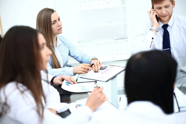 Professioneel business team maakt een financieel rapport — Stockfoto