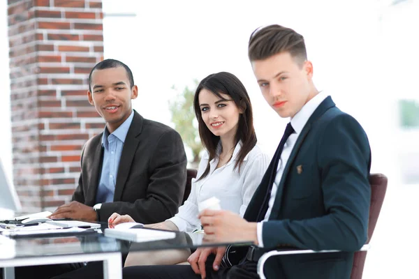 Employés discutant de nouvelles idées sur le lieu de travail au bureau . — Photo