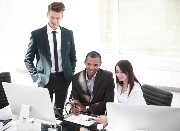 Werknemers werken met financiële documenten op kantoor. — Stockfoto