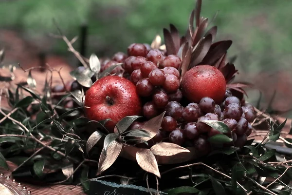 Праздничный состав фруктов на фоне травы — стоковое фото
