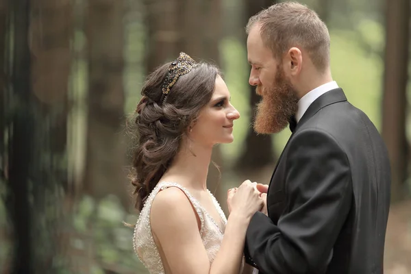 Bela no amor casal olhando uns para os outros — Fotografia de Stock