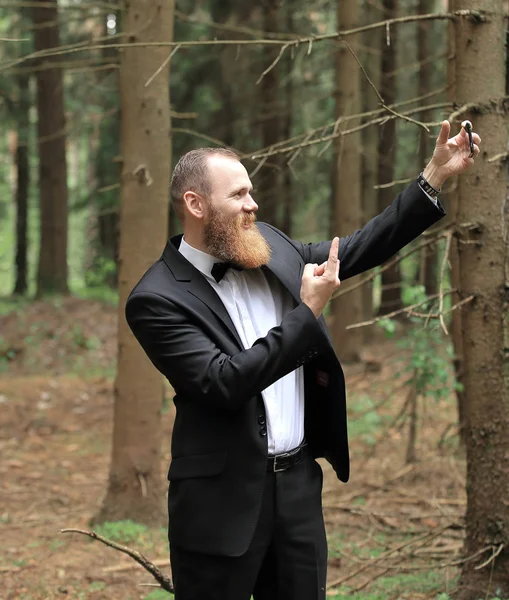 Επιτυχημένος επιχειρηματίας που παίρνει μια selfie σε ένα δάσος πεύκου — Φωτογραφία Αρχείου