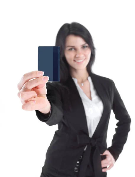 Succès femme d'affaires montrant sa carte de crédit — Photo