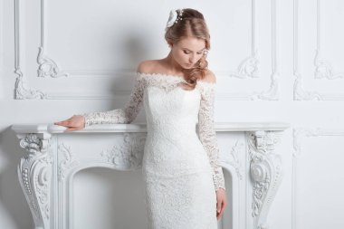 şık bir otel odasında duran bir gelinlik güzel gelin