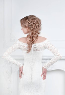 arka görünüm. ayna önünde duran gelinlik gelin