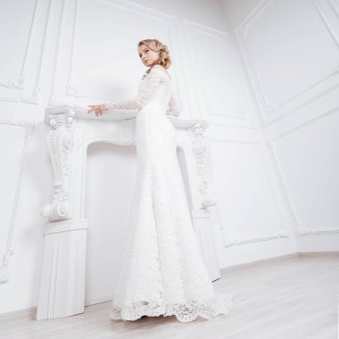 Genç bir kadın harika bir gelinlik deniyor.