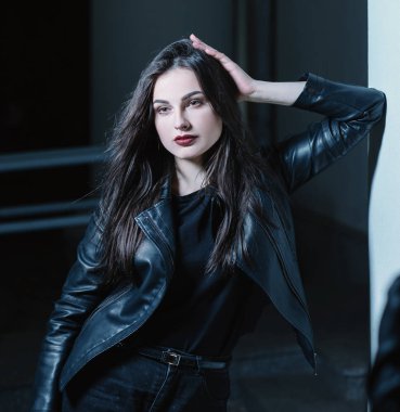 sokakta duran modern dalgın genç kadın